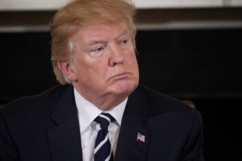Donald Trump ZTE’yi ipten aldı