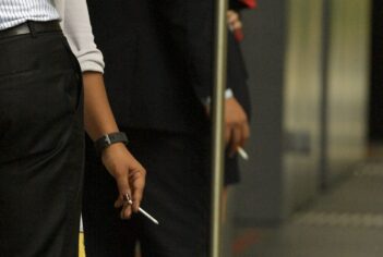 Singapur sigara yasağını delenleri kamerayla takip edecek