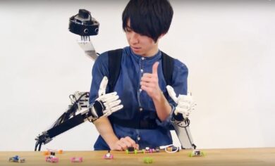 Sırt çantası gibi takılabilen robot