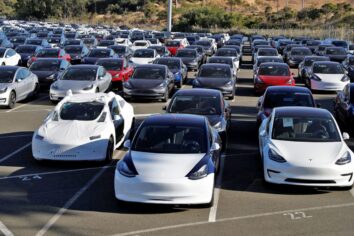 Tesla üretimi hızlandırmak için renk seçeneklerini azaltıyor