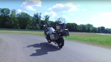 BMW’nin sürücüsüz motosikleti ilk turunu tamamladı