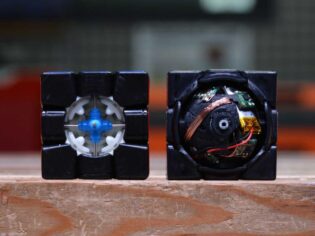 Kendi kendini çözen Rubik Küpü