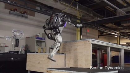 Boston Dynamics’in robotu koşarken tırmanabiliyor