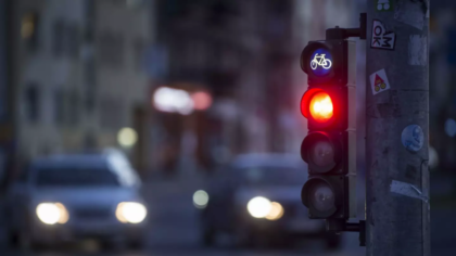 Trafik lambalarıyla konuşan araçlara doğru