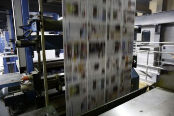 Basılı gazeteleri ‘bitiren’ teknoloji şirketleri aynı gazetelere reklam veriyor