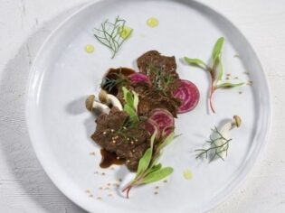 Laboratuvar üretimi ilk biftek servis edildi