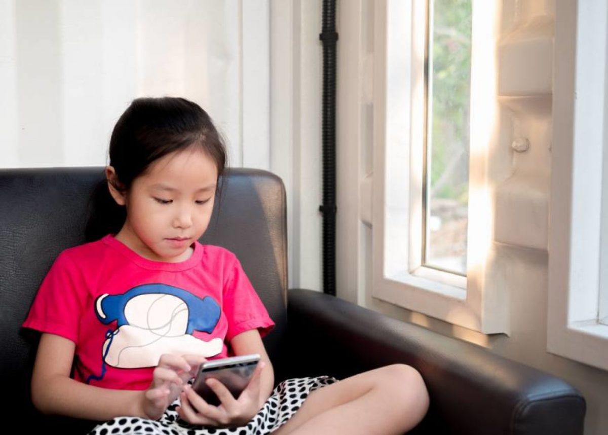 Japonya, akıllı telefonların çocukların görme yeteneğini etkilediğini düşünüyor