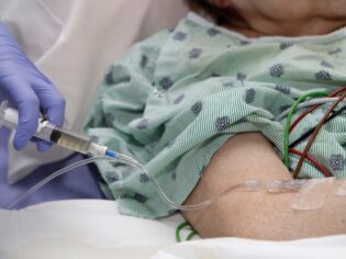 250 hastane daha kendi ilacını üretmeye karar verdi