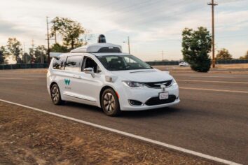 Waymo, sürücüsüz araçlarına polislerin el işaretlerini öğretiyor