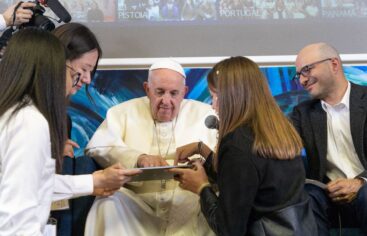 Katolik lider Papa Francis, bilgisayar kodu yazan ilk Papa oldu