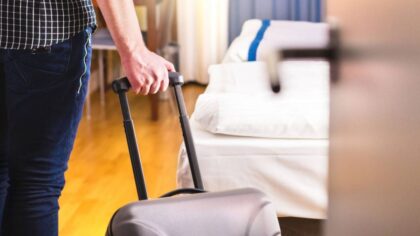 Otel odalarındaki gizli kameraları internetten pazarlayan çete çökertildi