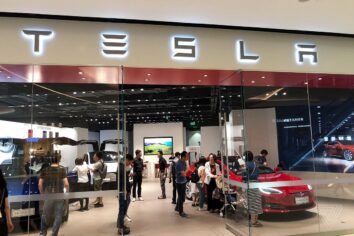 Tesla mağazalarını kapatmaktan vazgeçti