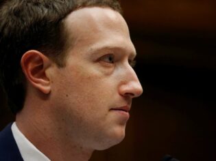 Facebook hissedarları Mark Zuckerberg’ü yönetimden uzaklaştırmayı istiyor