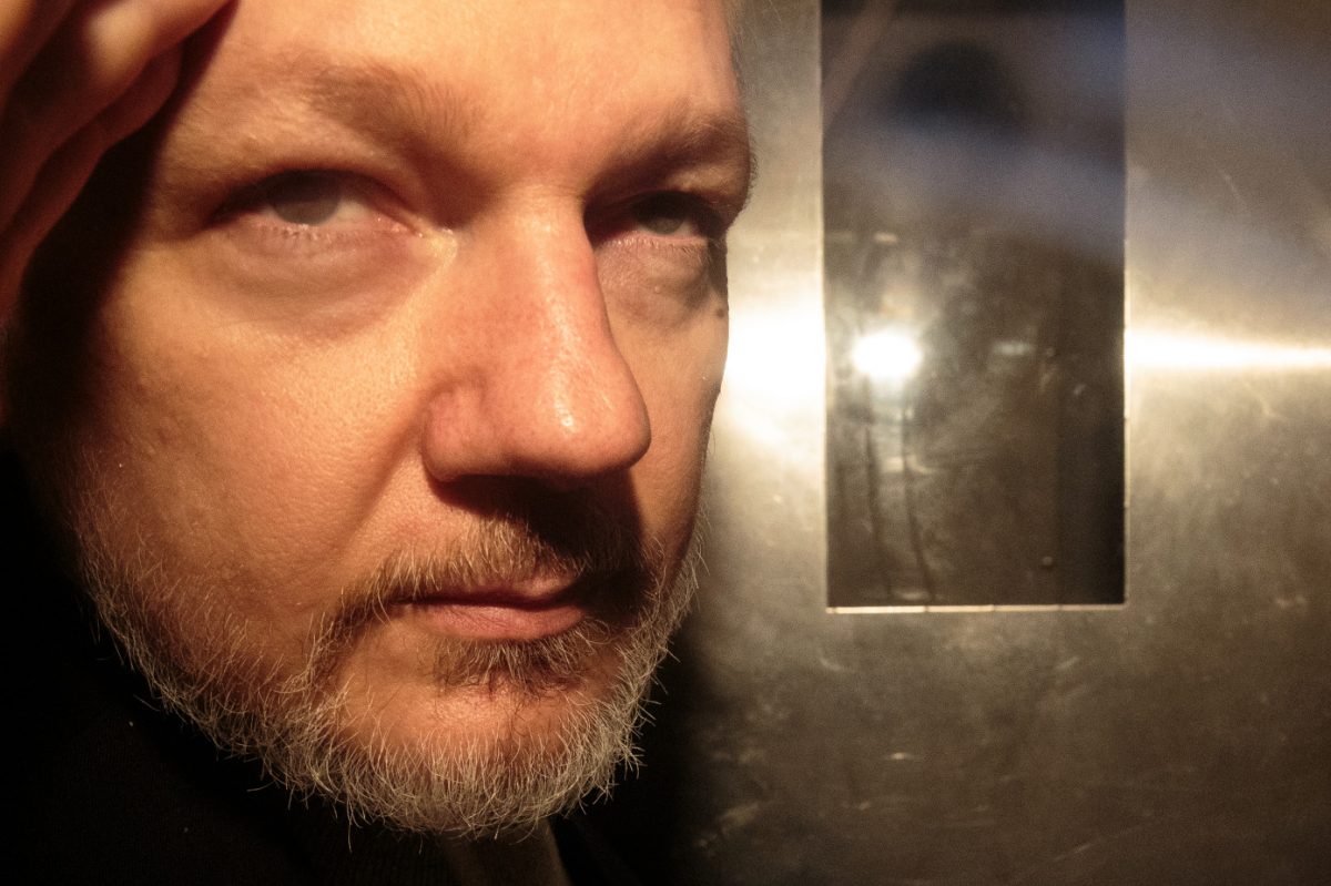 Julian Assange İngiltere’de 50 hafta hapis cezasına çarptırıldı