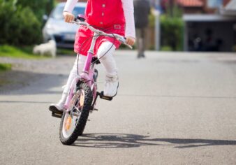 Okula yürüyerek ya da bisikletle giden çocuklar obez olmuyor