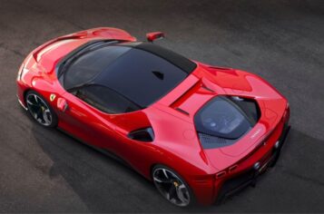 Ferrari ilk hibrit aracını tanıttı
