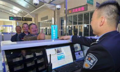 Çin ülkeye gelen kişilerin telefonlarına gözetleme uygulaması yüklüyor