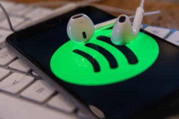 Spotify sanatçıların kendi müziklerini yüklemelerine izin vermeyecek
