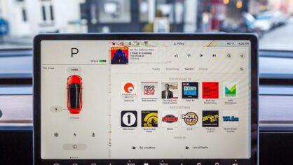 Netflix ve YouTube Tesla otomobillerde kullanılabilecek
